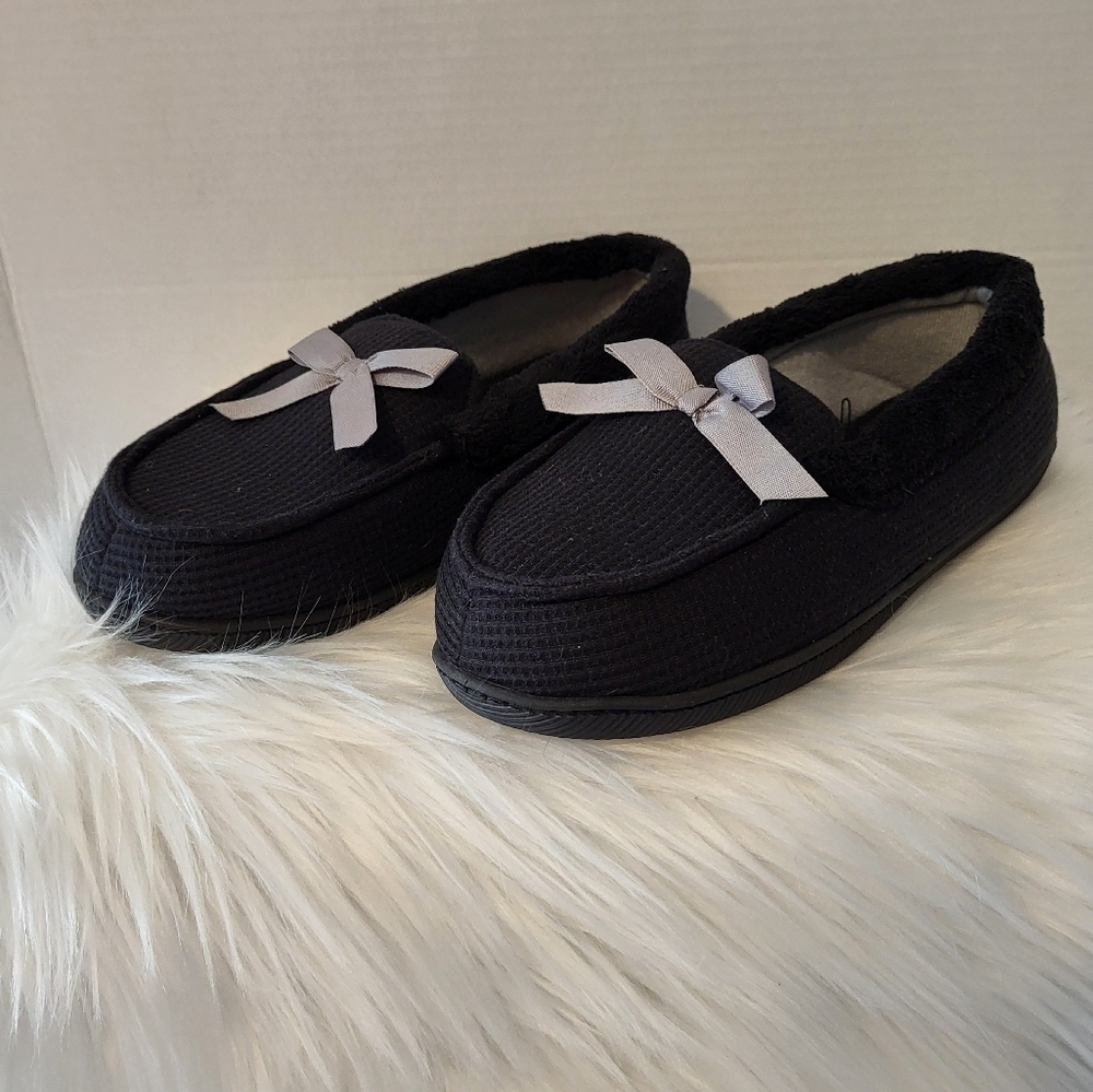 Dearfoams Women's Black Moccasin Slippers with Bow, Size Medium (7/8)